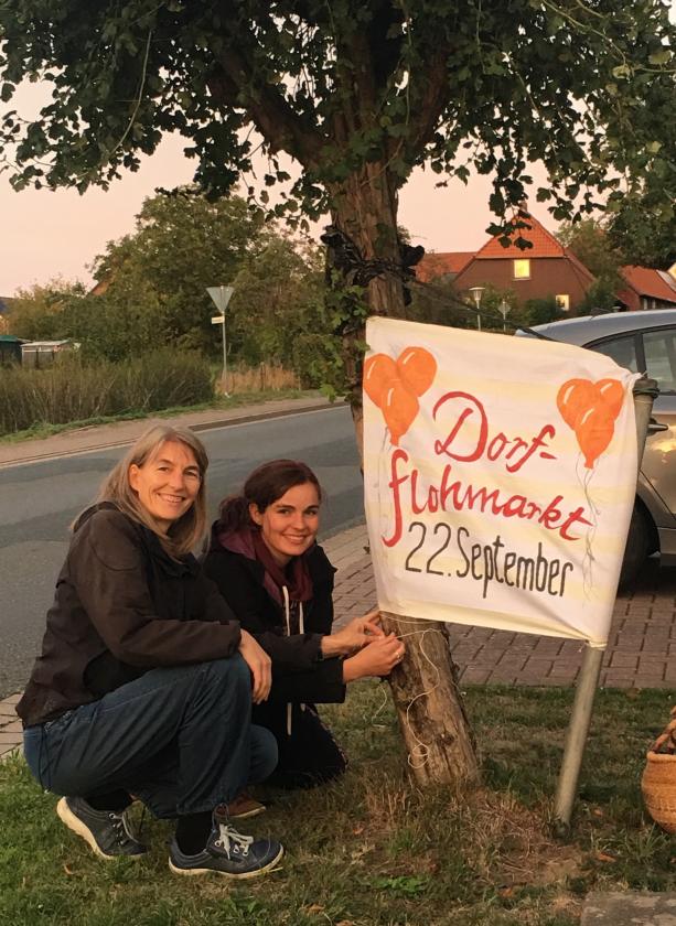 Fleißige Helferinnen stellen Hinweis-Banner auf!